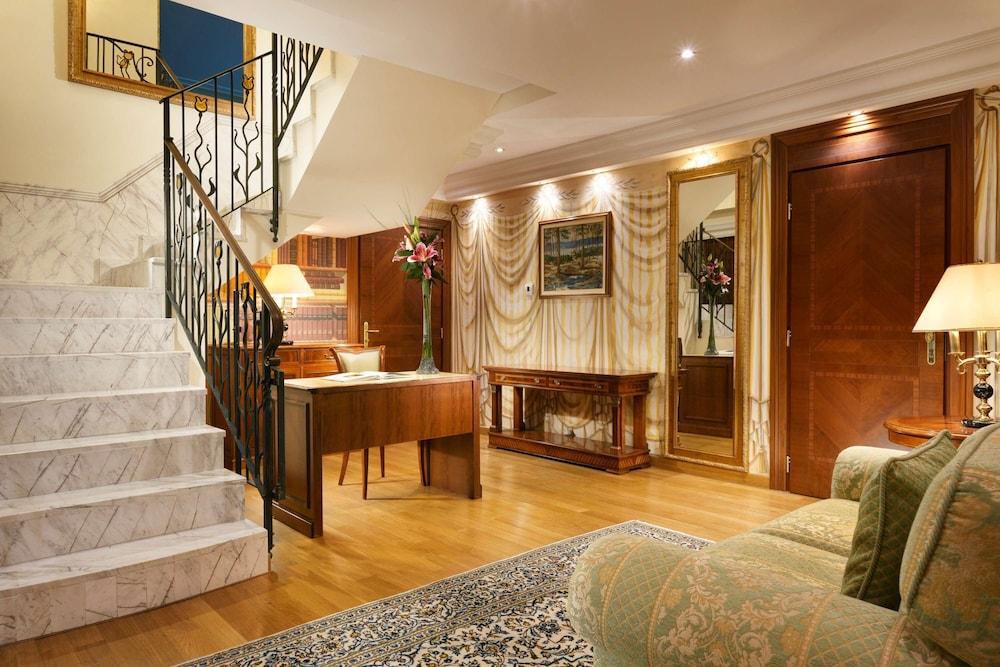 Swiss Diamond Hotel & Spa Morcote Exterior foto A suite at the hotel