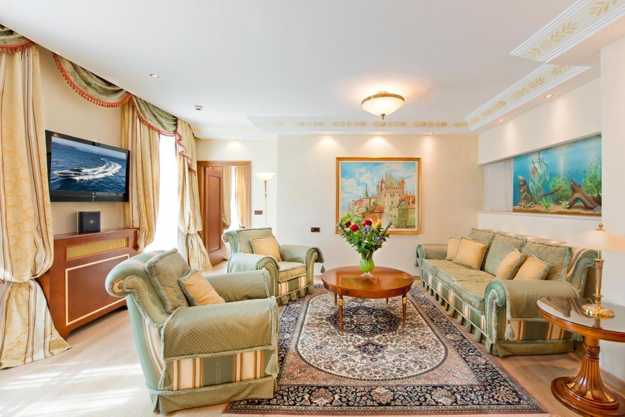 Swiss Diamond Hotel & Spa Morcote Exterior foto A living room in a suite at the Grand Hotel